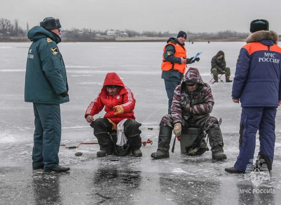 В Волгоградской области спасатели МЧС провалились под лёд Ахтубы